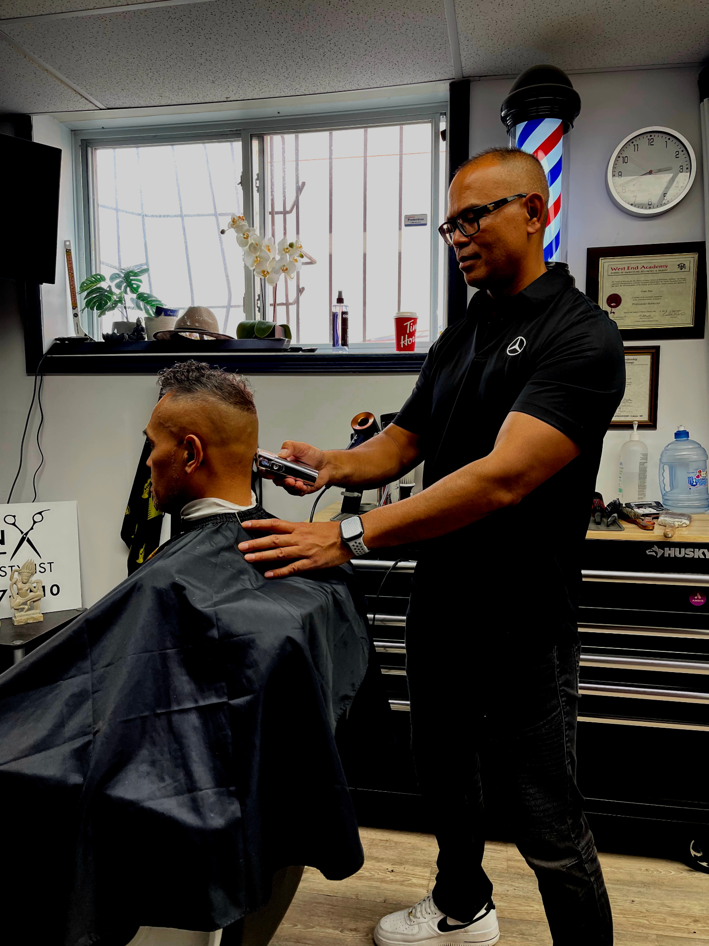 Vonn shaping a taper with the clippers at the studio chair